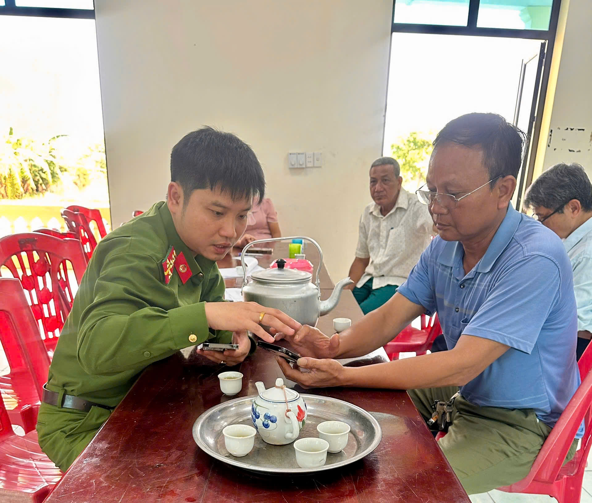 Công an xã An Khánh tăng cường hỗ trợ người dân tích hợp dữ liệu vào VNeID